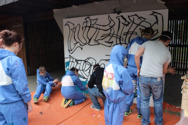 Die Schüler nutzen eine der heutigen Ausdrucksformen: Graffiti! (Foto: Musikschule HSK)