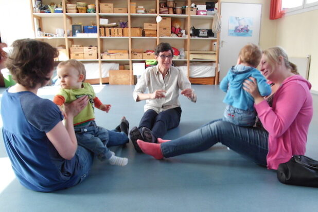 Im Kurs „Musik für Babys“ lauschen die Kinder fröhlichen Melodien und genießen bei rhythmischen Bewegungen die Interaktion mit ihren Eltern (Foto: Hansestadt Attendorn).