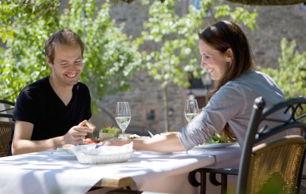 Stehen im Fokus der Sauerland-GastgeberWerkstatt: Gastronomisch besonders begeisterte Gäste und Bürger, die sich im Sauerland wohlfühlen und ihren Aufenthalt mit allen Sinnen genießen (Foto: Sauerland-Tourismus e.V./Tanja Evers).