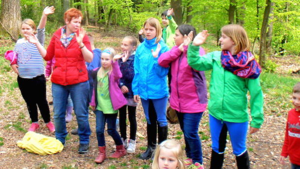 Bäuerin Inge Müskens und die Kinder verabschieden sich vom Planwagen nach der Ausfahrt (Foto: Martina Schöttler)