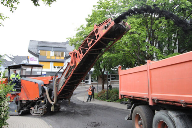 Bereits vor einigen Tagen wurde die alte Asphaltdecke abgefräst, in der kommenden Woche soll die neue Deckschicht aufgetragen werden (Foto: Gemeinde Wilnsdorf).