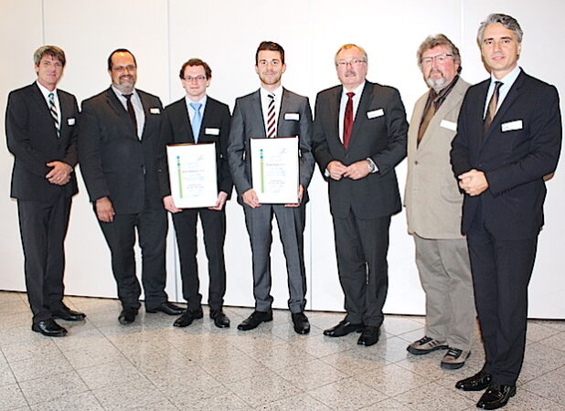 Übergabe des Studienpreises des Kreises Olpe (von links): Joachim Richard (KDK Automotive), Univ.-Prof. Dr.-Ing. Peter Haring Bolivar, Simon Papenheim, Philipp Krause, Landrat Frank Beckehoff, Dr.-Ing. Ulrich Schmidt (Universität Siegen), Paul Rudek (KDK Automotive) - Foto: Kreis Olpe.