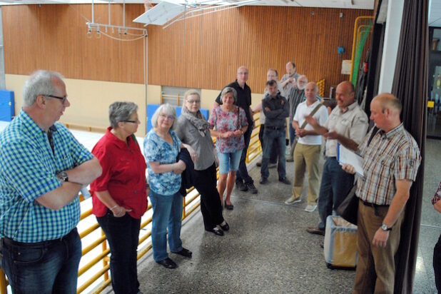 Gemeinsam mit den Sportvereinen nahmen Vertreter von Rat und Gemeindeverwaltung jetzt die Turnhallen in der Gemeinde Bestwig „unter die Lupe“ (Foto: Gemeinde Bestwig).