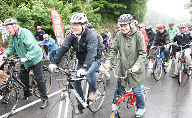 Meinerzhagens Bürgermeister Jan Nesselrath (Mitte) führte die Promi-Radler auf die Strecke (Foto: Hendrik Klein/Märkischer Kreis).