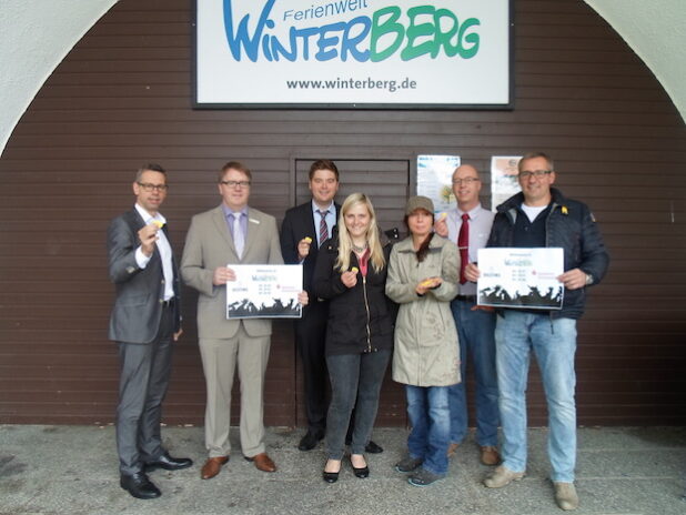 Michael Beckmann (Stadtmarketingverein Winterberg), Klaus Henke (Sparkasse Hochsauerland), Jörg Stratmann (Brauerei Veltins), Theresa Nolte (Stadtmarketingverein Winterberg), Jessica Korn (Verkehrsverein Winterberg), Michael Löffler (E-Center Löffler) und Pascal Möhrke (Stadtmarketingverein Winterberg) - Foto: Winterberg Touristik und Wirtschaft GmbH