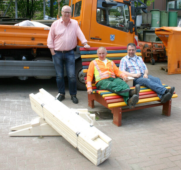 Bürgermeister Ralf Peus (li.), Bauhofleiter Thomas Müller und Friedhelm Beste vom Stadtmarketing (re.) freuen sich schon auf die Ergebnisse der Bank-Aktion (Foto: Gemeinde Bestwig).