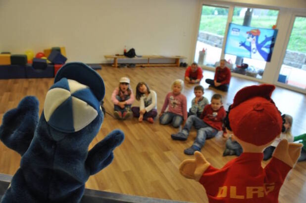 Die Kinder im Kindergarten Senfkorn helfen Rudi dabei, dem Rettungsschwimmer Nobbi die Robbe die Baderegeln beizubringen (Foto: DLRG Bad Berleburg)