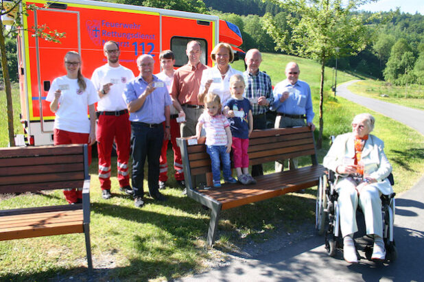 Monika Brunert-Jetter (Bürger-Stiftung), Klaus Wahle (Stadt), Gerhard Gottbrath, Heinz Arenhövel, Inge Wefelnberg und Johann Wefelnberg (alle BIV) stellten die Schilder am Henne-Boulevard vor (Foto: Stadt Meschede).