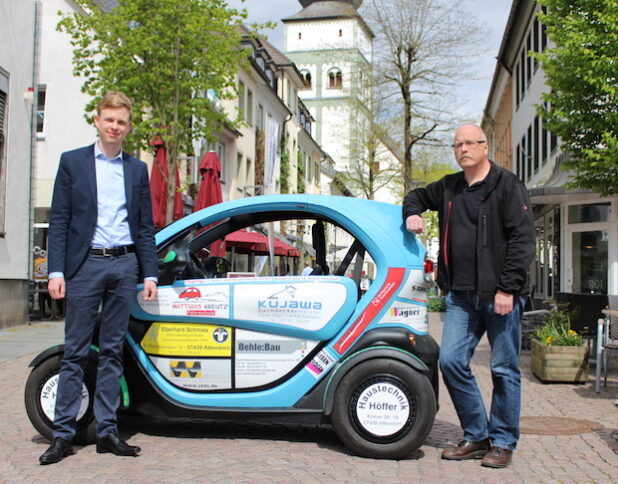 Mit dem Einsatz des städtischen E-Autos reduziert die Hansestadt Attendorn bereits Emissionen. Lars Schulze-Beusingsen vom Institut für Geographie der Universität Münster (li.) und Attendorns Umweltschutzbeauftragter Martin Plückebaum hoffen auf eine rege Teilnahme an der Umfrage zum Thema „Mobilität in Attendorn“ (Foto: Hansestadt Attendorn).