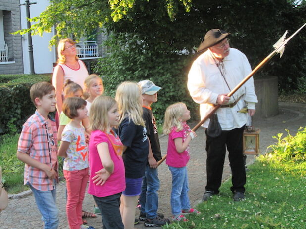 Am 15. Juli 2015 können Kinder mit dem Nachtwächter Dieter Auert auf Entdeckungsreise durch die Hansestadt Attendorn gehen (Foto: Hansestadt Attendorn).