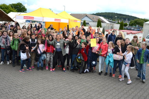 Bürgermeister Michael Esken sowie das Team des Umweltamtes, der Firma Lobbe und der Verbraucherzentrale kürten die Sieger der Gesamtschule am Dienstag (Foto: Stadt Hemer).