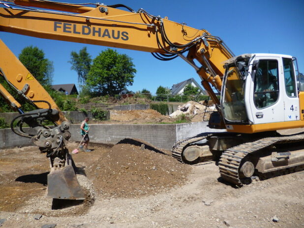 Mit den Sommerferien starteten die Bauarbeiten; ein Teil des Schulhofes muss dem neuen Schulgebäude weichen (Foto: Stadtverwaltung Drolshagen).