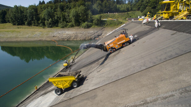 Fräsarbeiten zur Sanierung der Asphaltdichtung des Biggedamms (Foto: Ruhrverband).