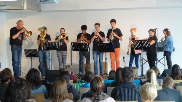 Mit dem Abschlusskonzert der ersten Bläserklasse der Gemeinschaftsschule Burbach beendeten die Ensemblemitglieder jetzt ihr zweijähriges Projekt (Foto: Gemeinde Burbach).