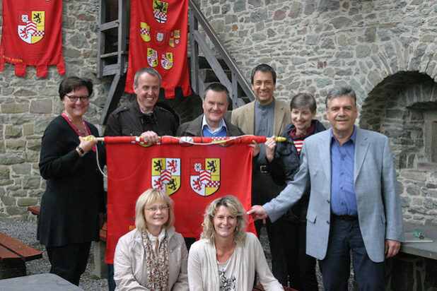 Die Freunde der Burg stifteten Banner und Fahnen für die Burg Altena (Foto: Erkens/Märkischer Kreis)