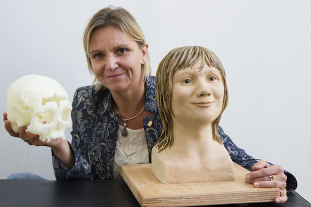 Dr. Constanze Niess mit der Gesichtsrekonstruktion und einer Nachbildung des gefundenen Schädels (Foto: Michael Kaub/Stadt Hagen).