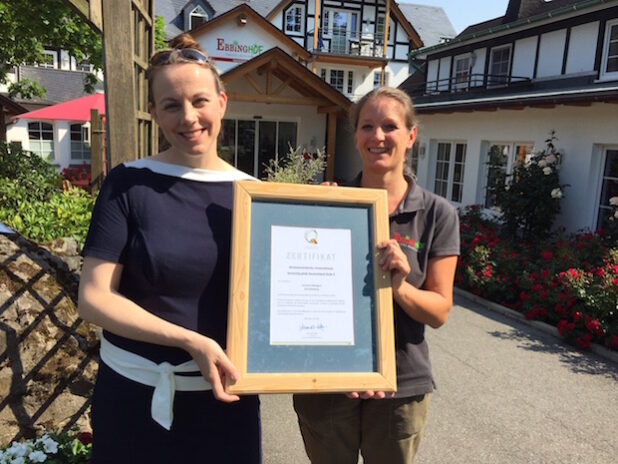 Von links: Daniela Tigges, Inhaberin des Familotel Ebbinghof, mit Gerlind Wangermann, Qualitätstrainerin (Foto: Familotel Ebbinghof).