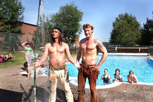 Das Foto zeigt Winnetou (Jean-Marc Birkholz), Old Shatterhand (Kai Noll) und weitere Mitglieder des Ensembles des diesjährigen Elspe Festivals (Foto: Elspe Festival GmbH).