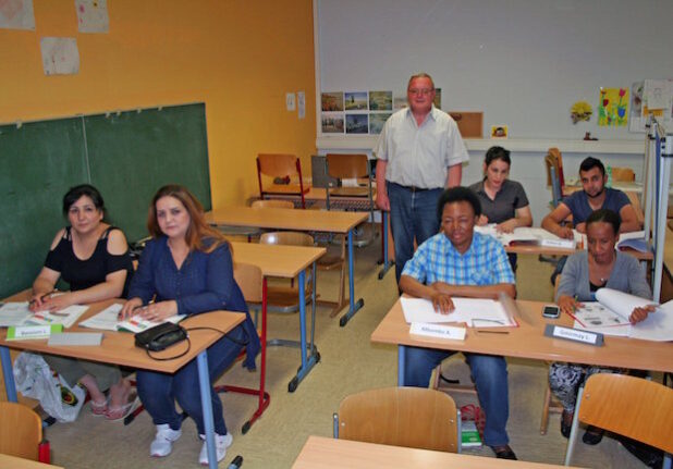 Karl-Heinz Finke (stehend) freut sich über die große Motivation seiner Schüler, die deutsche Sprache zu erlernen (Foto: Stadt Lippstadt).