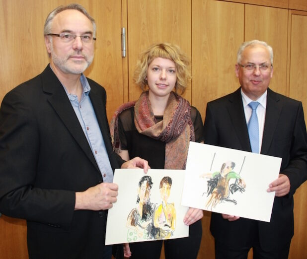 Beglückwünschten die Preisträgerin Lioba Schmidt: Landrat Dr. Karl Schneider (r.) und Prof. Dr. Carl-Peter Buschkühle vom August-Macke-Kuratorium (l.) - Foto: Pressestelle HSK.