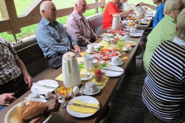 Gedeckter Tisch auf der überdachten Außenterrasse der SGV-Hütte (Foto: SGV)