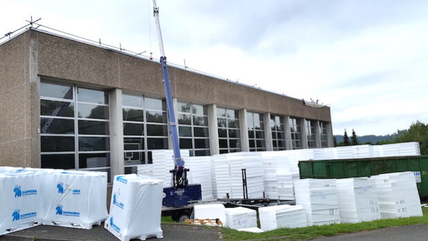 Die Berge aus Dämmplatten, die sich hier vor der Großturnhalle auf dem Neunkirchener Rassberg türmen, reichen für eine Grundfläche von 1.400 Quadratmetern (Foto: Gemeinde Neunkirchen).