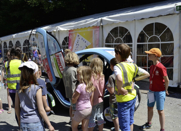 Traf bei den Kindern von „Iser-Kid-City“ auf großes Interesse: das E-Mobil TWIZY (Foto: Stadt Iserlohn).