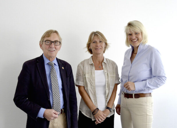 Bürgermeister Dr. Peter Paul Ahrens und die Erste Beigeordnete Katrin Brenner stellten Sabine Loosen (M.) als neue Leiterin des Bereiches Soziales vor (Foto: Stadt Iserlohn).