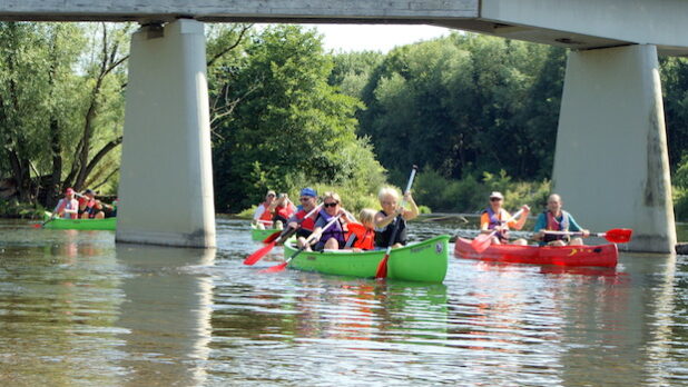 Die Kanumannschaft auf dem Fluss - Foto: Klaus Peters