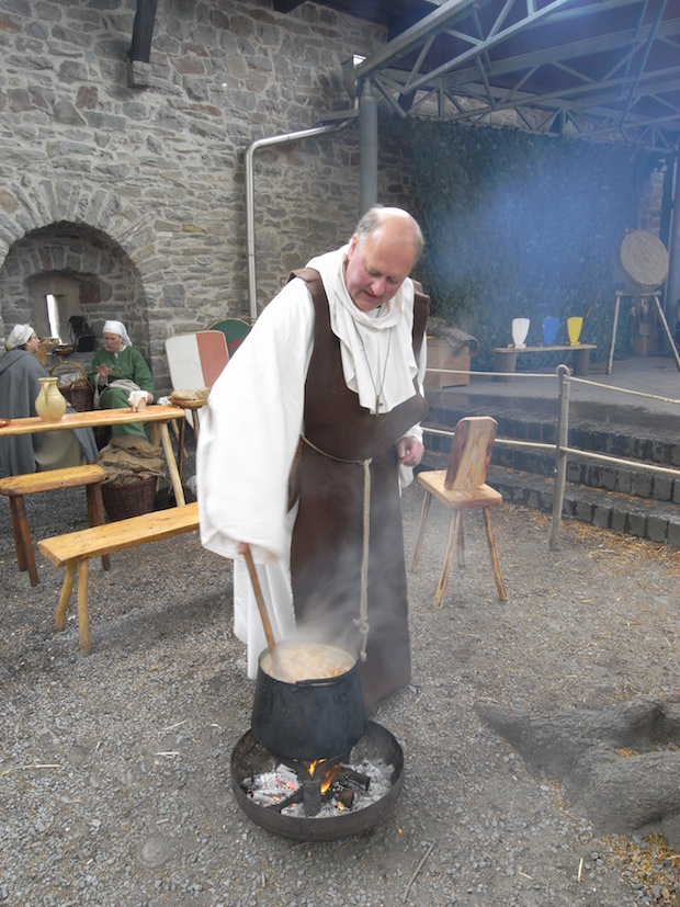 Im Anschluss an die Wanderung wird mit Kräutern gekocht (Foto: B. Lange/Märkischer Kreis).