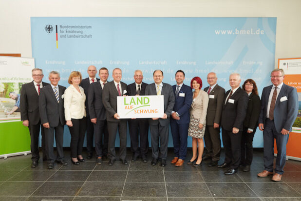 Bundesminister Christian Schmidt (M.) mit Landrat Dr. Karl Schneider sowie weiteren Vertretern aus den Förderregionen des Modellvorhabens Land(auf)Schwung am 8. Juli 2015 in Berlin (Foto: BMEL/photothek.net/Frank Nürnberger).