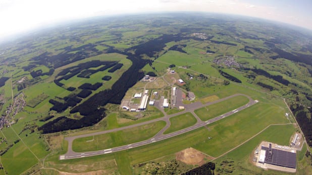 Der Siegerlandflughafen von oben. Auf der 1620 Meter langen asphaltierten Hauptpiste können selbst „dicke Brummer“ problemlos landen und starten (Foto: Skydive Westerwald).