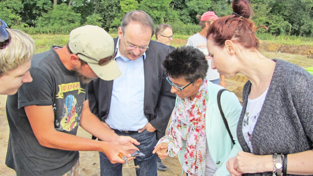 In Kornice besuchte Landrat Thomas Gemke (Mitte) die Ausgrabungsstätte von 7.000 Jahre alten Gräbern (Foto: Ulf Wenthe/Märkischer Kreis).