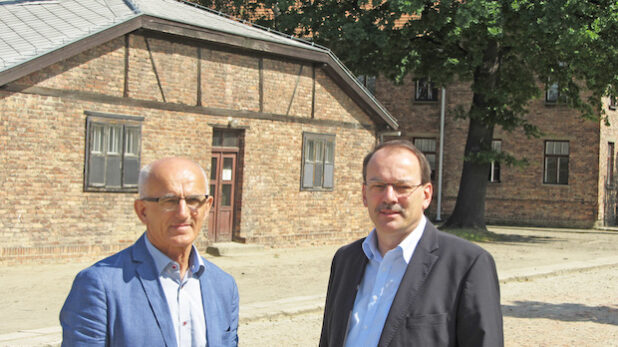 Die Landräte Thomas Gemke (rechts) und Ryszard Winiarski beim Besuch in Auschwitz (Foto: Ulf Wenthe/Märkischer Kreis).