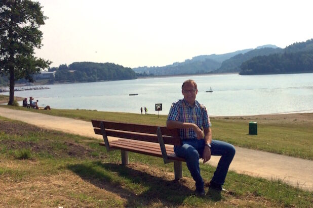 Neue Sitzbänke hat das Team des IBB in der Berghauser Bucht am Hennesee aufgestellt (Foto: Stadt Meschede).