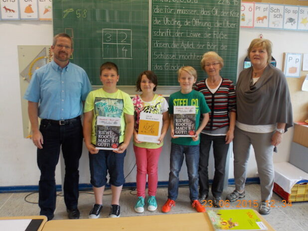 Rektor Gödecke und die Mundartlehrkräfte des Heimatvereins Burbach entließen jetzt die drei Mundartschüler Jonas Langenbach, Elias Roth und Shakira Lina Flick auf weiterführende Schulen (Foto: Gemeinde Burbach).