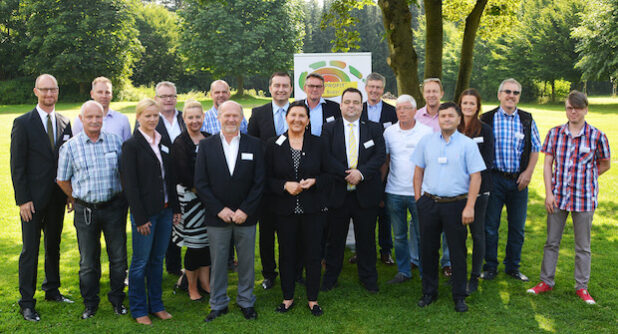 Landrätin Eva Irrgang begrüßt gemeinsam mit Frank Hockelmann und Volker Ruff die Unternehmensvertreter der am Ökoprofit-Projekt teilnehmenden Unternehmen (Foto: Franca Großevollmer/Kreis Soest).