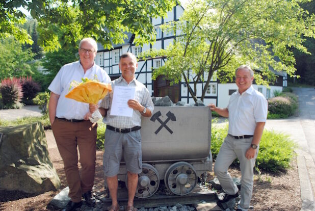 Paul Schüttler (Mitte) ist neuer Ortsvorsteher für Ramsbeck, Berlar, Werdern und Valme. Bürgermeister Ralf Péus (links) überreichte ihm gemeinsam mit seinem Allgemeinen Vertreter Klaus Kohlmann die Ernennungsurkunde (Foto: Gemeinde Bestwig).