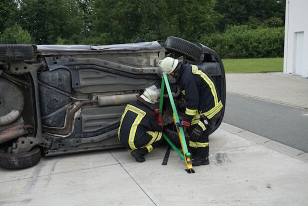 Stabilisierung eines verunfallten Pkw mit Hilfe des Stabfast-Systems (Foto: Feuerwehr Lippstadt)