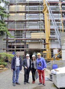 Hermann Noll (KIM), Bürgermeister Dr. Peter Paul Ahrens, Joanna Kurzaj (KIM) und Theaterdirektor Johannes Josef Jostmann (v.l.) - Foto: Stadt Iserlohn.