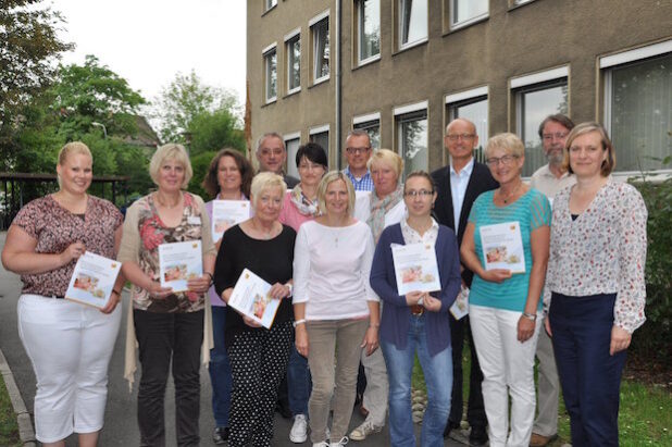 Gemeinsam mit Dörte Wehmüller (rechts vorne) tauschten sich Vertreter der Fachberatungen der freien und kirchlichen Träger von Kindertageseinrichtungen in Lippstadt, sowie Kita-Leitungen und Vertreter des Stadtelternrates aus (Foto: Stadt Lippstadt).