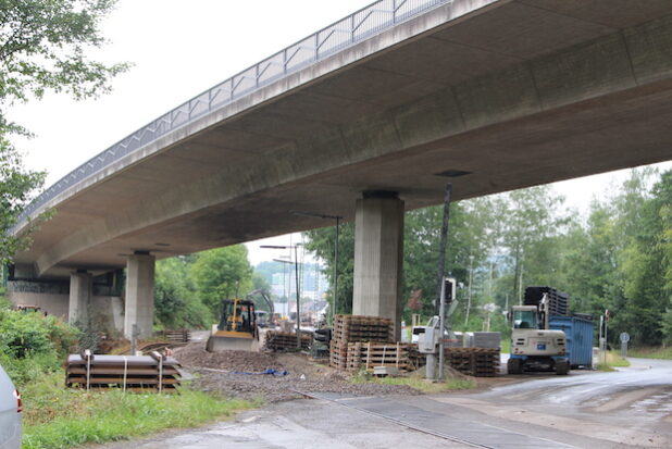 An den Wochenenden 25. und 26. Juli sowie 1. und 2. August 2015 wird der Bahnübergang Mühlwiese in Attendorn aufgrund von Sanierungsarbeiten gesperrt (Foto: Hansestadt Attendorn).