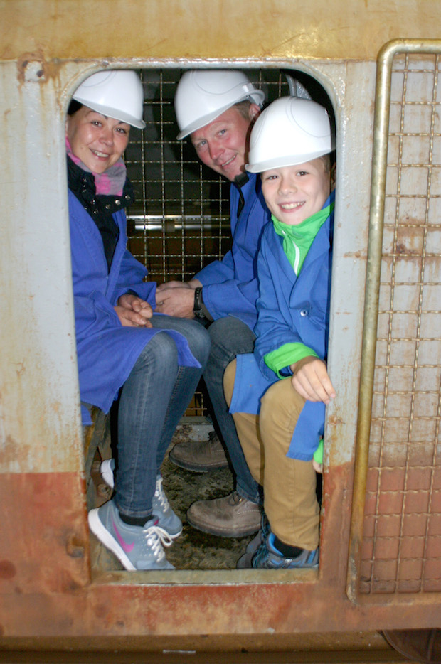 Auch diese Familie aus Iserlohn ließ es sich nicht nehmen, mit der Grubenbahn unter Tage zu fahren (Foto: Gemeinde Bestwig).