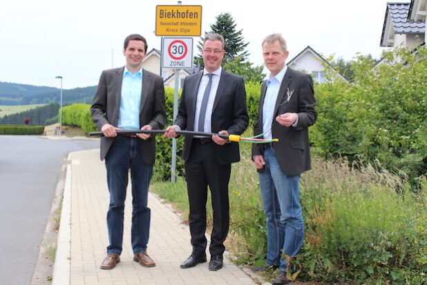 Attendorns Bürgermeister Christian Pospischil (l.), Ralf Engstfeld von der Telekom Deutschland GmbH (m.) sowie Christof Schneider von der Wirtschaftsförderung der Hansestadt Attendorn (r.) freuen sich auf die schnelle Breitbandversorgung in Biekhofen (Foto: Hansestadt Attendorn).