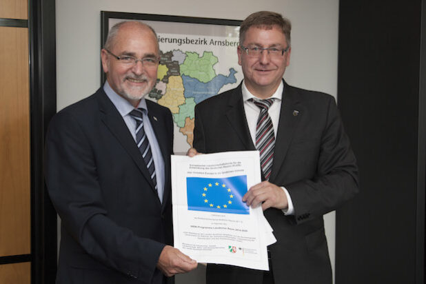 Von links nach rechts: Prof. Dr. Gerd Bollermann, RP, Bürgermeister Paul Wagener (Foto: Bezirksregierung Arnsberg)