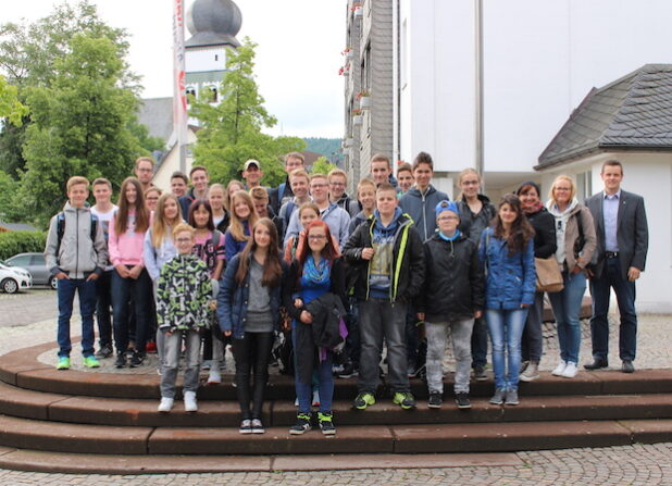 Frank Burghaus von der Hansestadt Attendorn (re.) verabschiedete die Attendorner Buslotsen in Richtung Phantasialand (Foto: Hansestadt Attendorn).