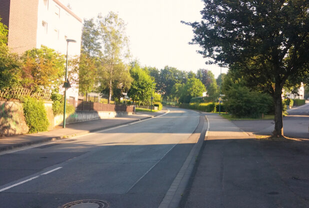 Bis Ende des Jahres werden die Kanäle sowie die Fahrbahn zwischen den Häusern „Im Schwalbenohl 2“ und „Im Schwalbenohl 19“  erneuert (Foto: Hansestadt Attendorn).