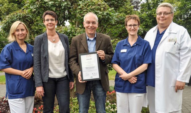 Ausgezeichnetes Team (von links nach rechts): Frau Katrin Franke, Frau Jessica Meier, Dr. Stefan Probst, Frau Susanne Oest und Dr. Wolfgang Boos (Foto: Klinikum Arnsberg).