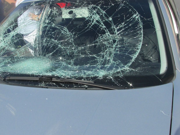 Die zerstörte Windschutzscheibe des VW Golf - Quelle: Kreispolizeibehörde Soest 
