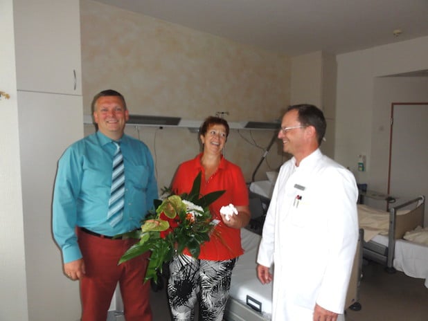 Chefarzt Dr. Konermann und Geschäftsführer Christian Jostes freuen sich gemeinsam mit Patientin Walburga Lauber über die gelungene 50. Knieendoprothetik  in diesem Jahr (Foto: St. Franziskus-Hospital gGmbH).